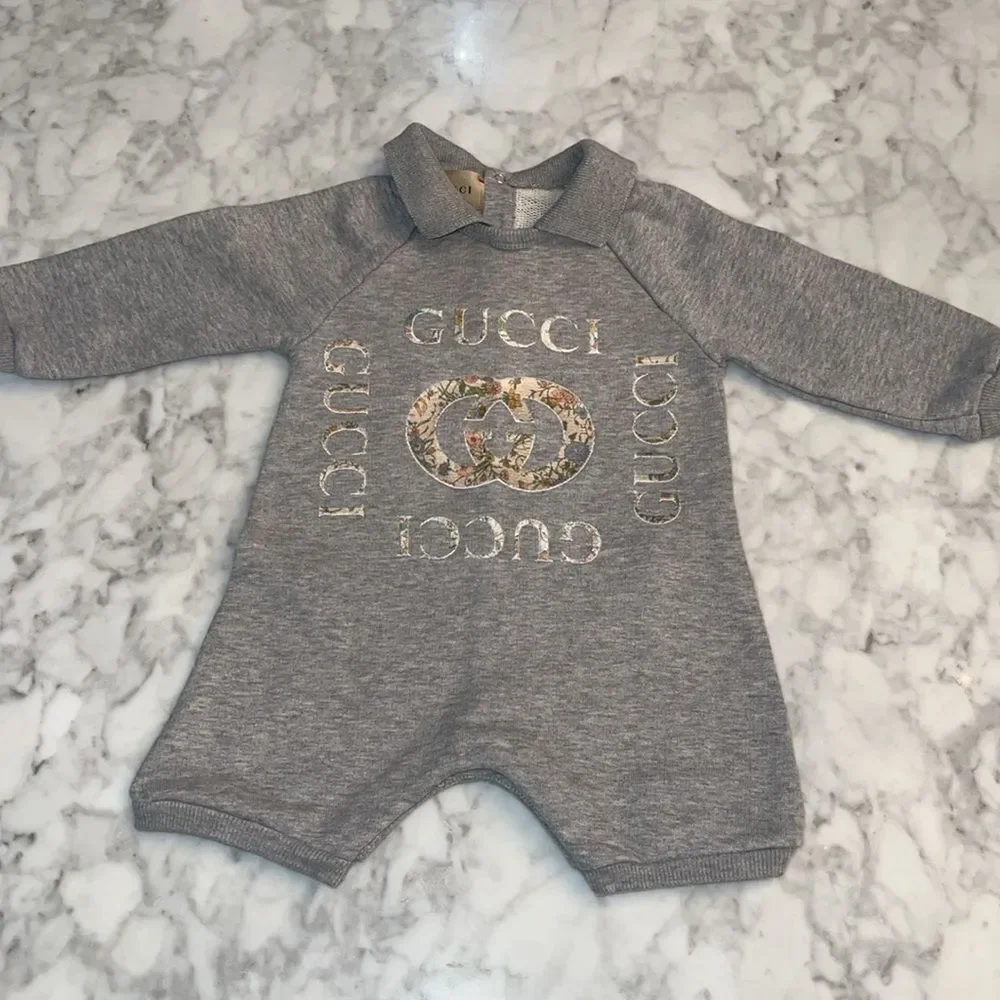 NWOT GUCCI GREY COTTON LOGO BABY SHORTIE 3/6M